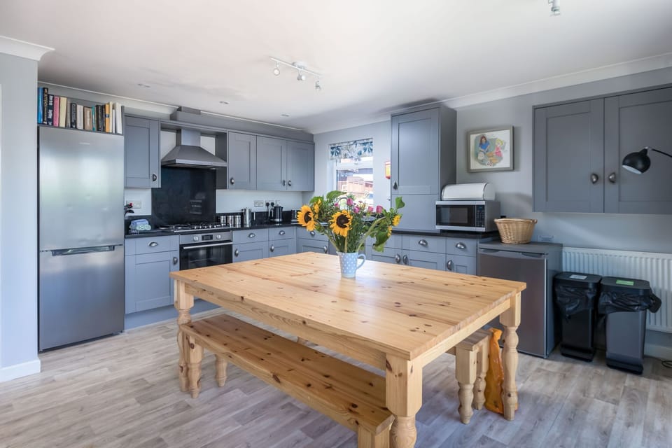 The kitchen with a dining table, fridge/freezer and oven - Lodge 27