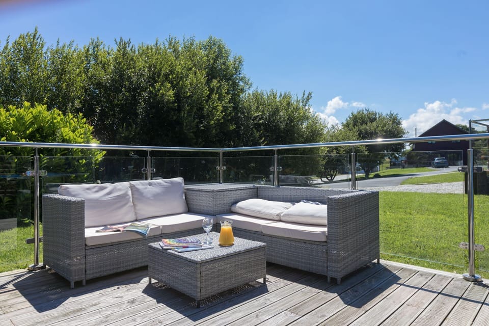 Outdoor seating with beautiful views - Lodge 27