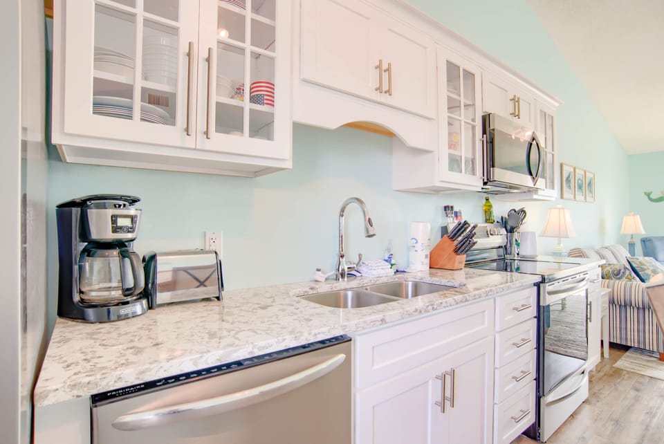 Updated kitchen with everything you need to make a delicious meal!