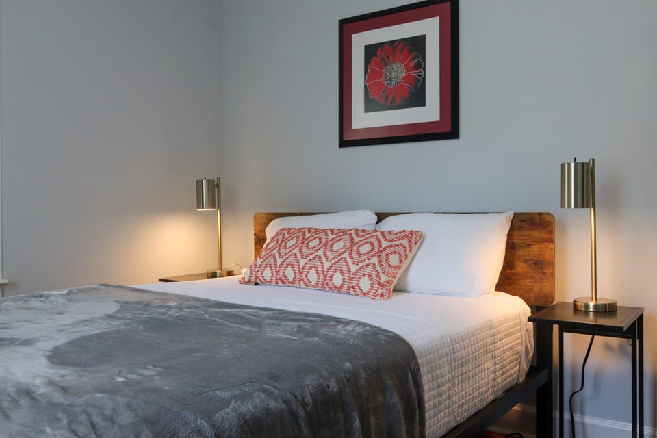 Cozy, relaxing and clean. Brand new mattress, linens and furniture. 