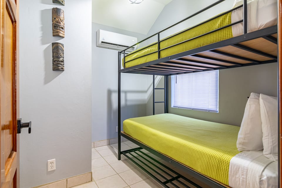 Villa medio - twin bunk bedroom