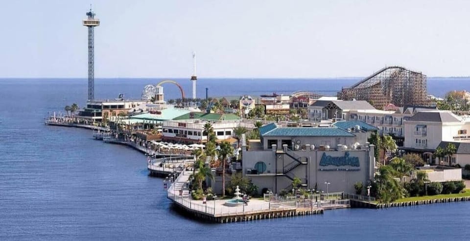 Scenic Retreat: Embrace vibrant views and thrilling attractions at Kemah Boardwalk.