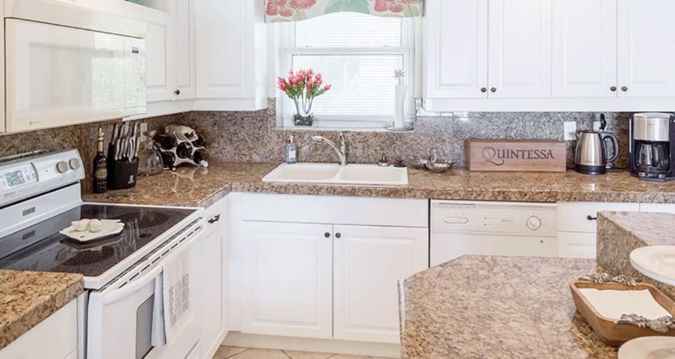 FULL SERVICE KITCHEN WITH ALL APPLIANCES AND SEPARATE LAUNDRY ROOM OUT OF VIEW 