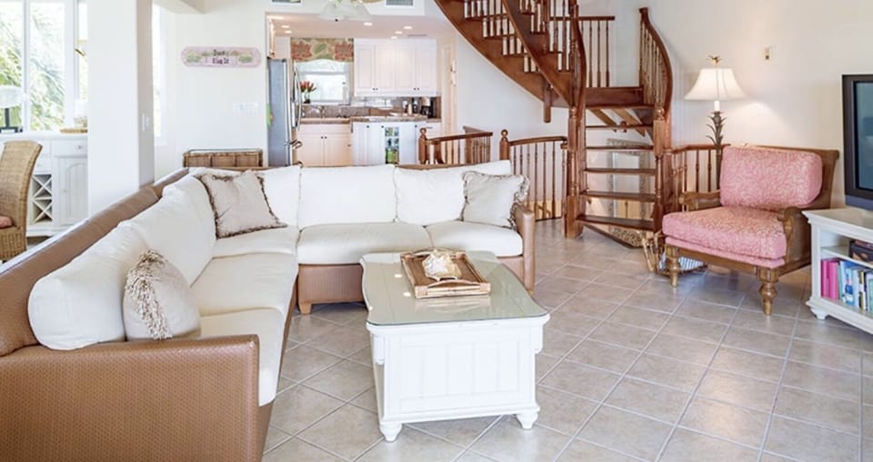 OPEN PLAN SITTING ROOM THROUGH TO KITCHEN 