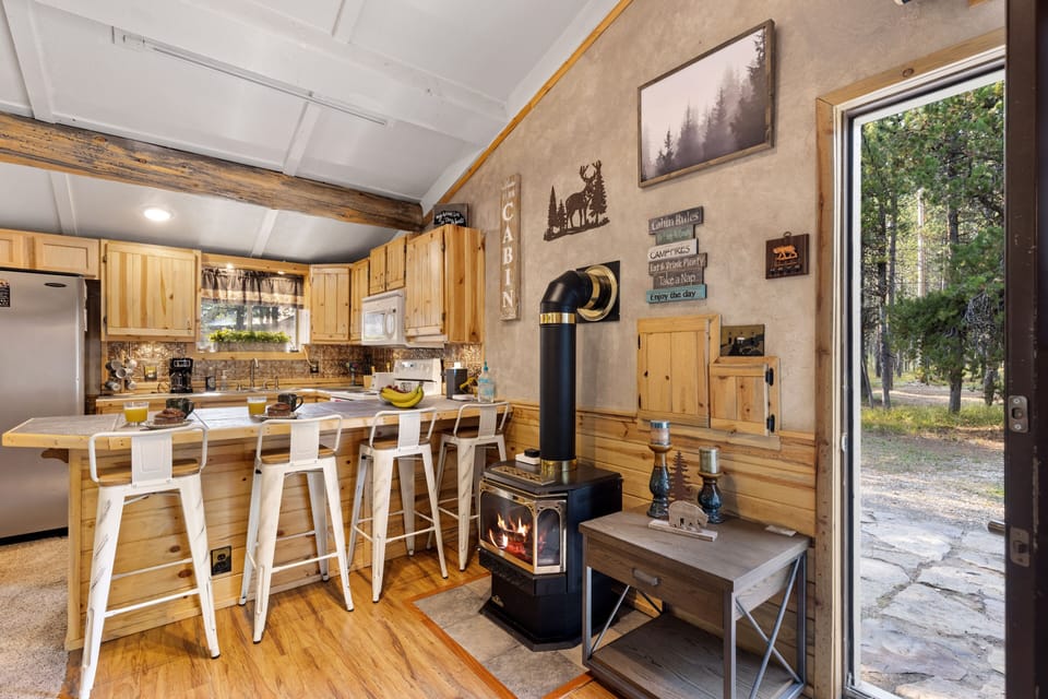 Hayloft Hollow ~ cozy propane fireplace