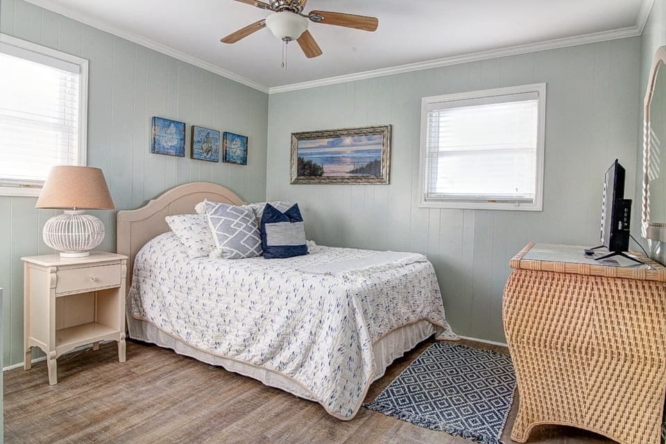Bedroom 4 w/Queen Bed