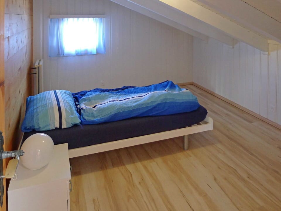 Comfort, Wood, Window, Building, Interior Design, Architecture, Flooring, Shade, Floor, House