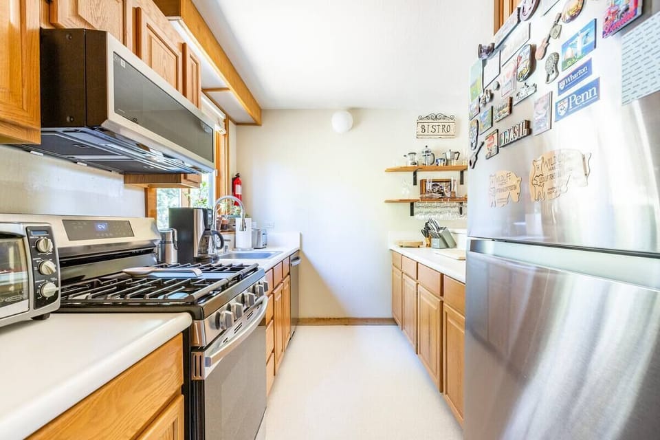 Kitchen with brand new stainless steel appliances. Fully equipped. 
