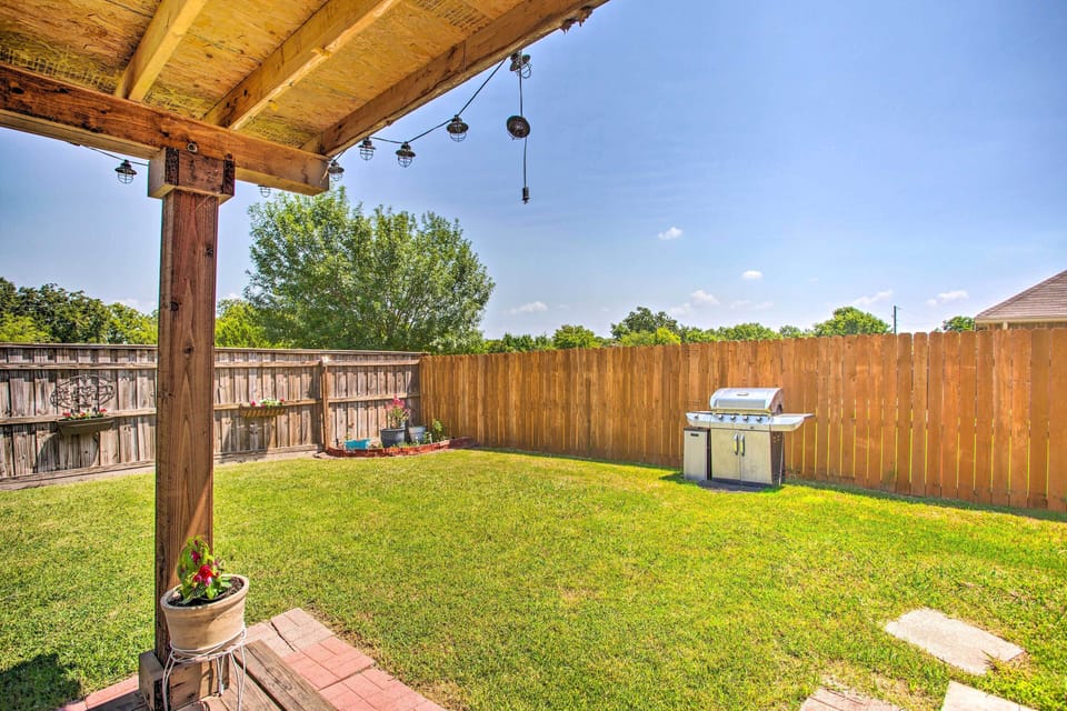 Private Yard | Outdoor Dining | Gas Grill