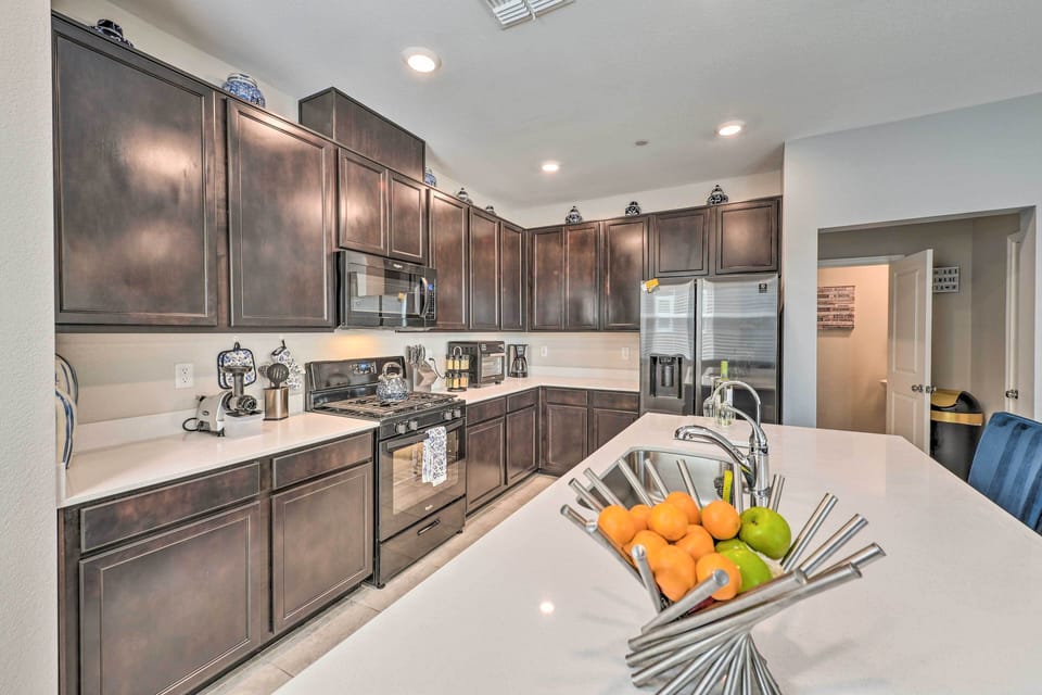 Kitchen | Fully Equipped w/ Cooking Basics