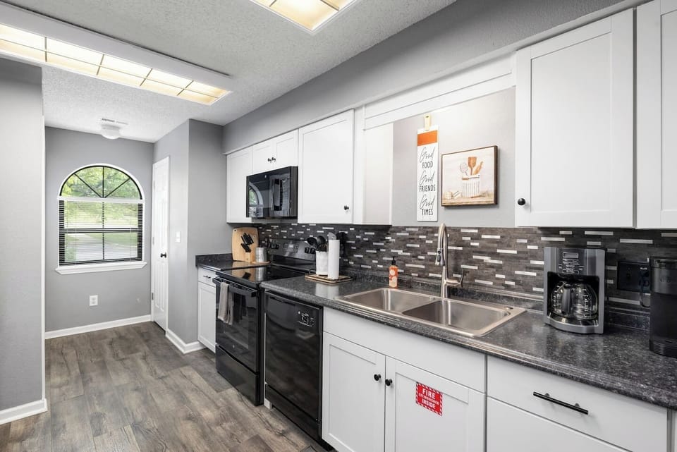 Kitchen: Modern finishes and ample space for culinary creations await your culinary adventures!