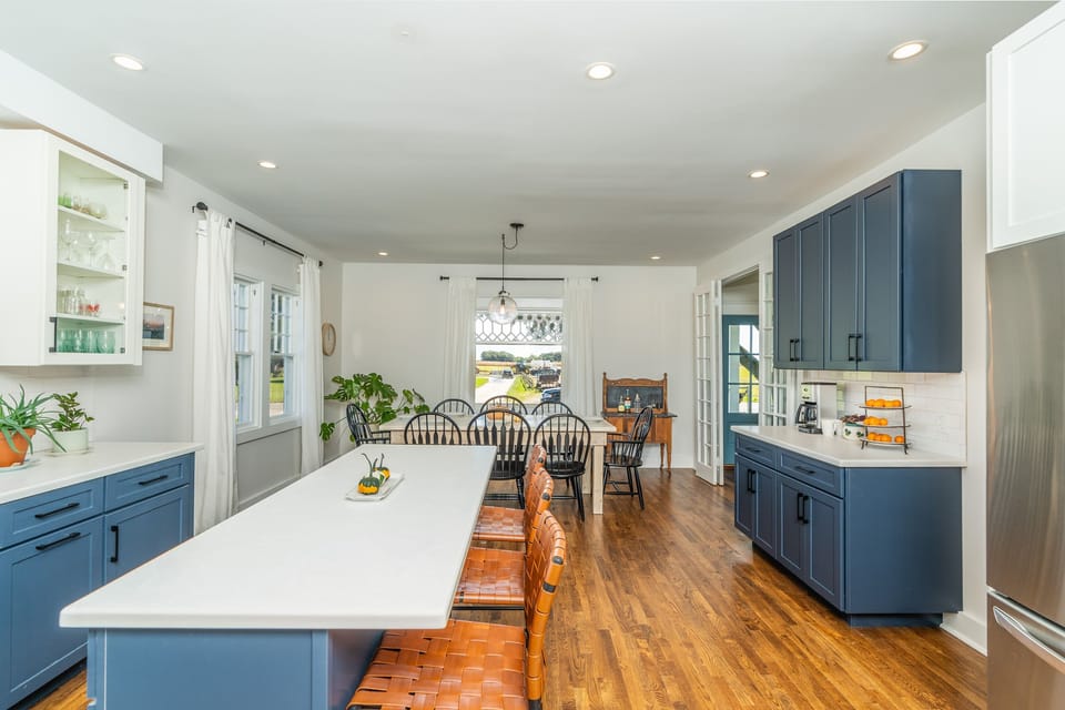 Brand new eat in kitchen, 3 seater island, dining for 8 