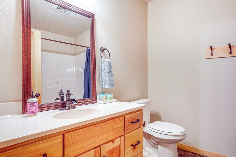 Full Bathroom | Complimentary Toiletries | Towels Provided
