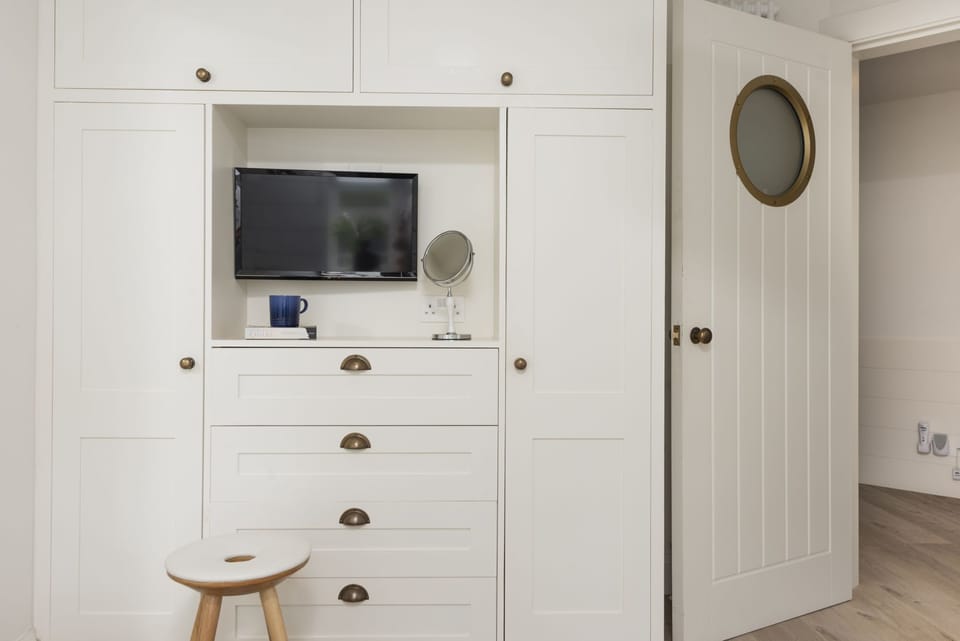 Clothes storage and Smart TV in Twin room - Emerald