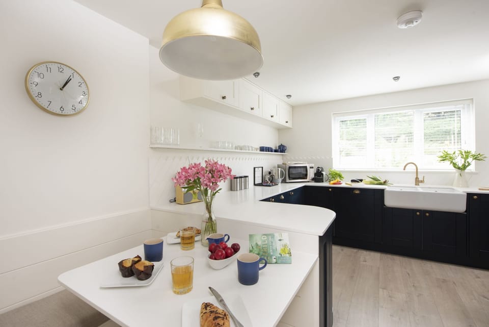 Modern kitchen  with seating area - Emerald