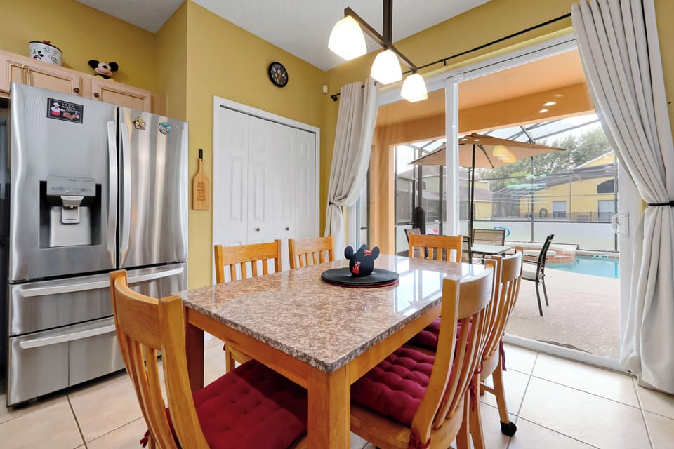 Kitchen eating area