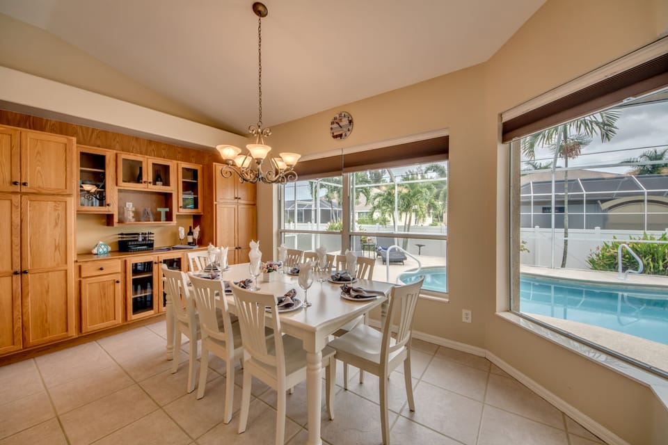 Indoor dining for eight