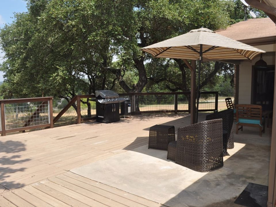Deck with gas grill