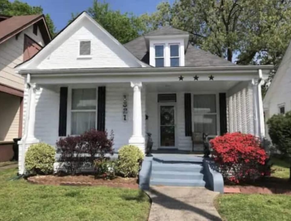 Beautiful 1892 stone cottage all the splendor of a time past.  Tranquility❤️