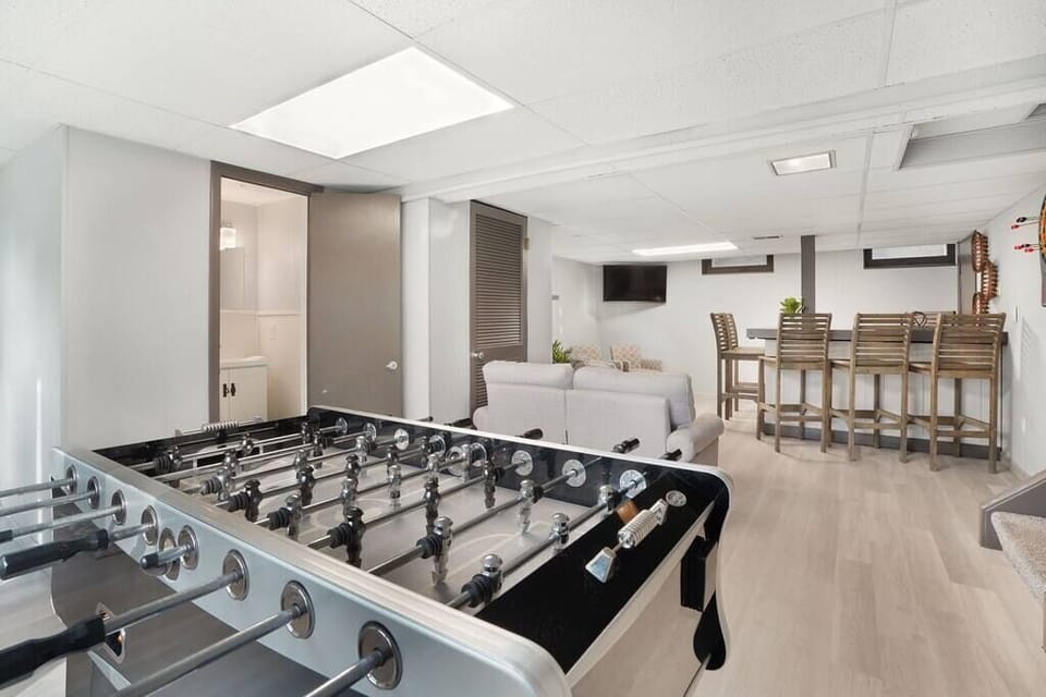 Rec room with bar area