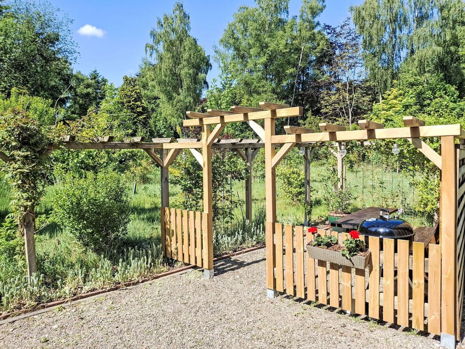 Wood, Shrub, Garden, Fence, Shade, Backyard, Wood Stain, Outdoor Structure, Pergola, Hardwood