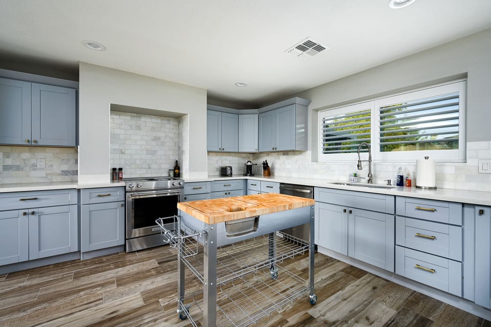 Open kitchen/dining, well-equipped for your inner gourmet, large fridge