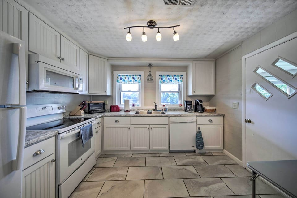 Kitchen | Fully Equipped w/ Cooking Basics