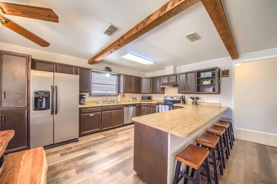 Beautiful kitchen area with 5 barstools at the breakfast bar.