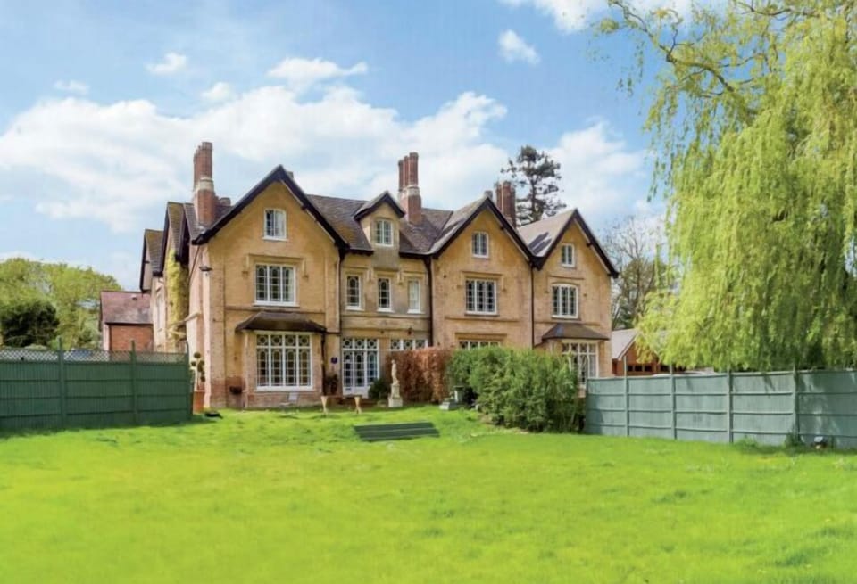 Large Dog Friendly Grounds