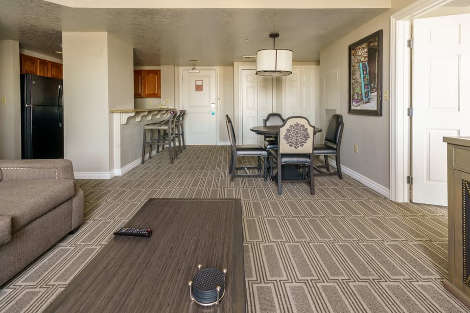 7 grand desert 2 bedroom - living area (3).jpg