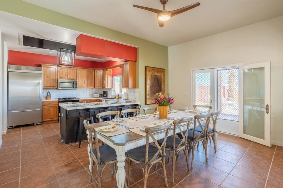 Savor meals with a view! Look out at the pool from the indoor dining table. 🏖️