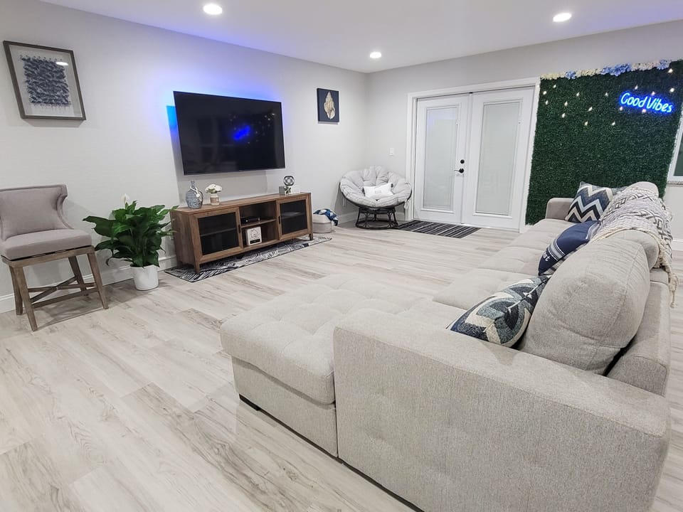 Spacious living room with cable TV and WIFI