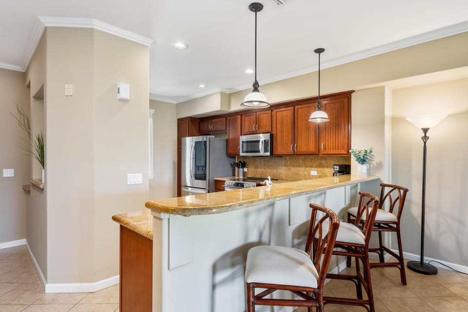 Full kitchen with breakfast bar