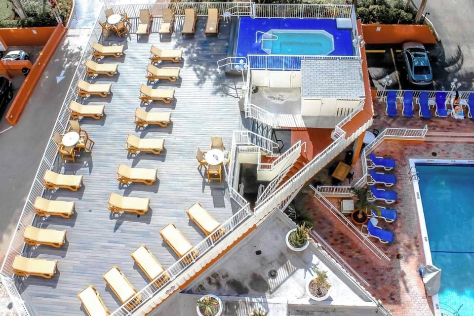 Bird's-eye view of Sundeck and Jacuzzi (Jacuzzi closed)