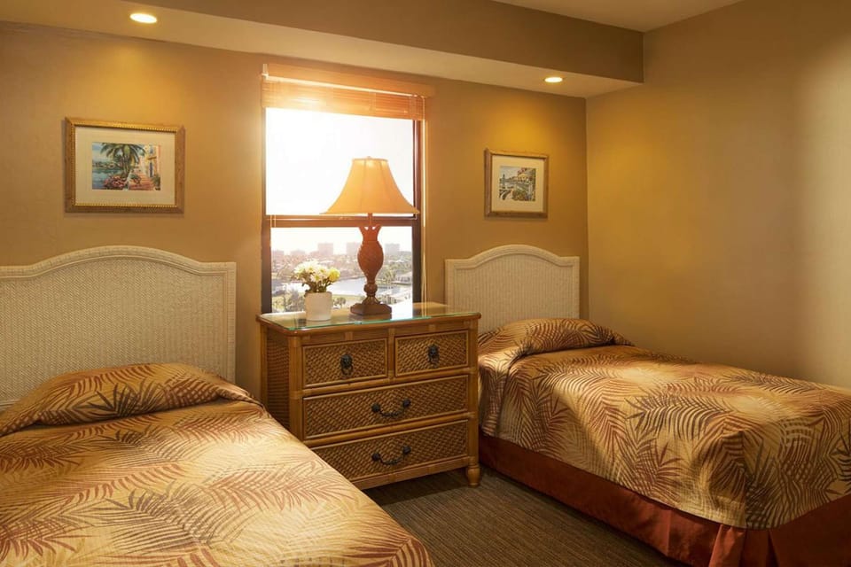 Guest bedroom comes with 2 twin beds.