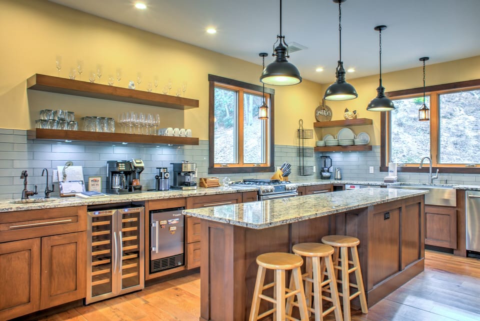 Chef's Kitchen w/ Breakfast Bar Seating