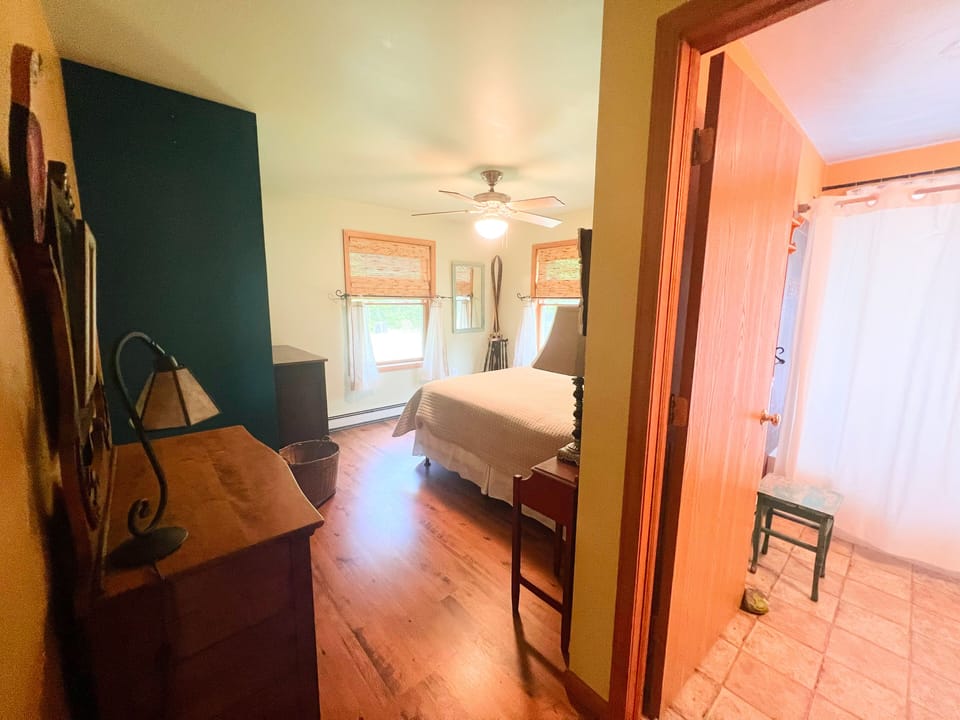 Bedroom and bathroom. - Bedroom and bathroom.