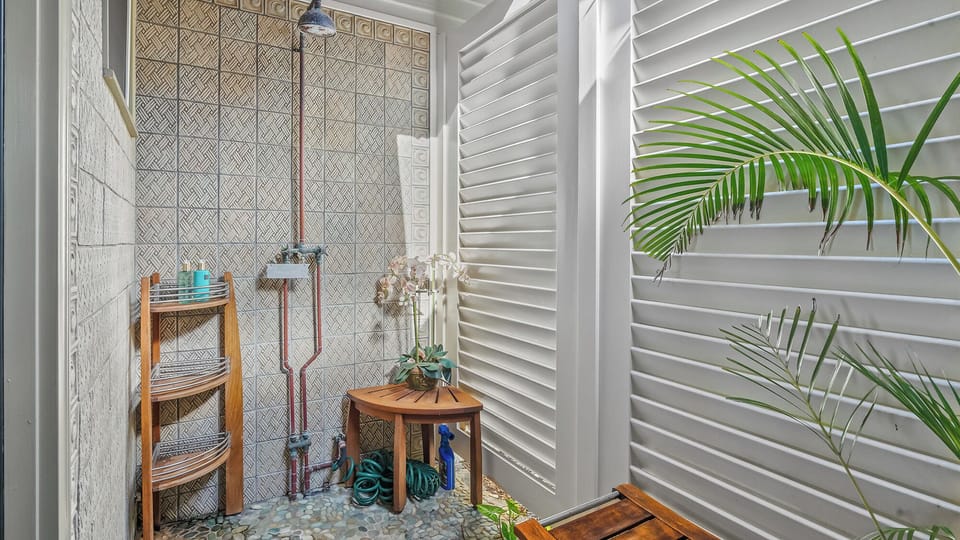Honu Kai Villa - Master Bedroom Suite Outdoor Shower - Parrish Kauai