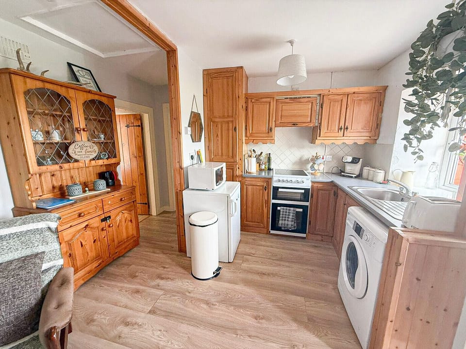 Tigin Mamo Holiday Cottage, Glenbeigh, County Kerry. Country style kitchen all mod cons