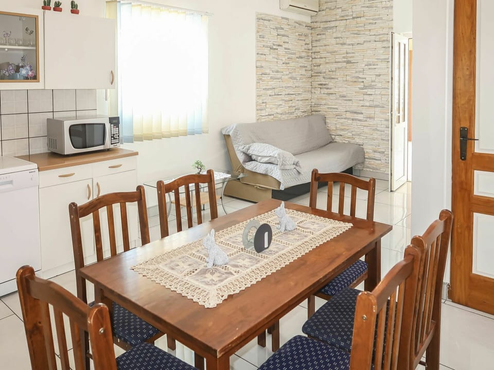 Table, Furniture, Property, Building, Chair, Window, Wood, Interior Design, Window Blind, Floor