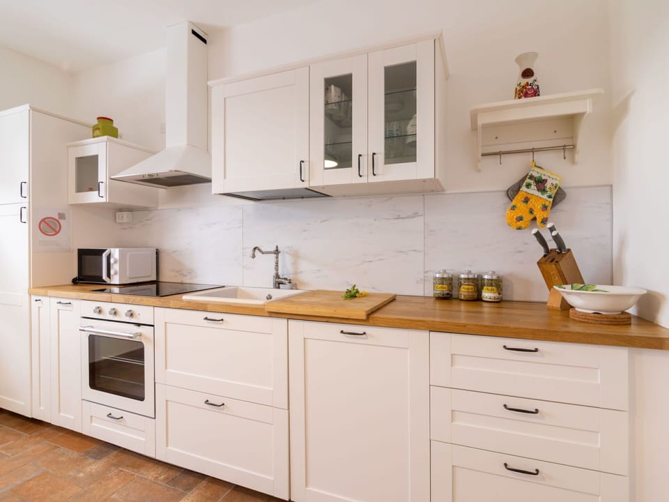 Cabinetry, Countertop, Property, Furniture, Sink, Building, White, Drawer, Picture Frame, Kitchen