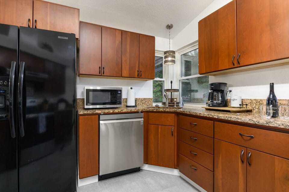 Coffee lovers are in luck as this rental provides coffee. There are also cute cafes a short drive away.