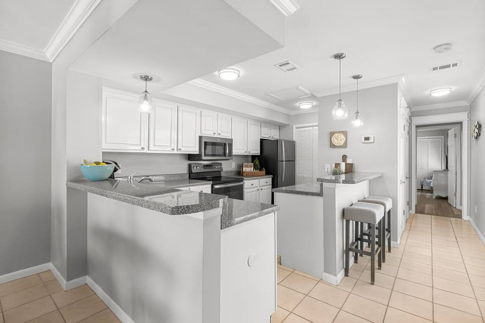 Kitchen & Breakfast Bar