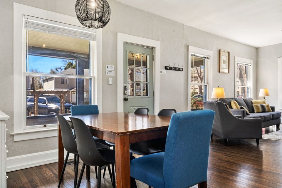 Living Room and Dining Area | Seating for 6!