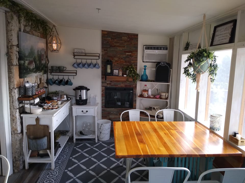 breakfast room 