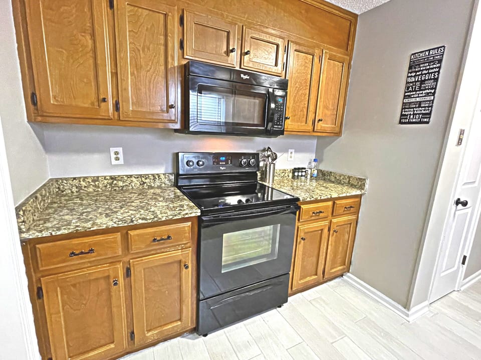 Kitchen: Stove, Oven, & Microwave