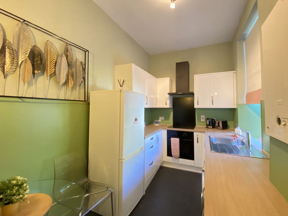 Fully equipped kitchen with slow cooker,portable juicer,microwave,cleaning soaps