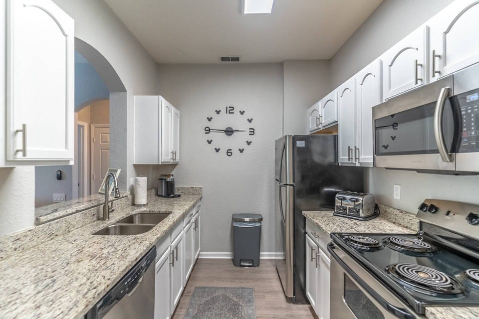Modern Kitchen w/Stainless Steel Appliances and Granite Countertops