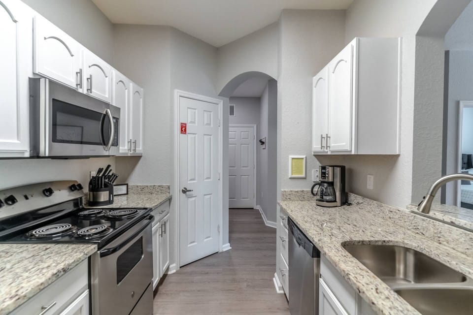 Modern Kitchen w/Stainless Steel Appliances and Granite Countertops