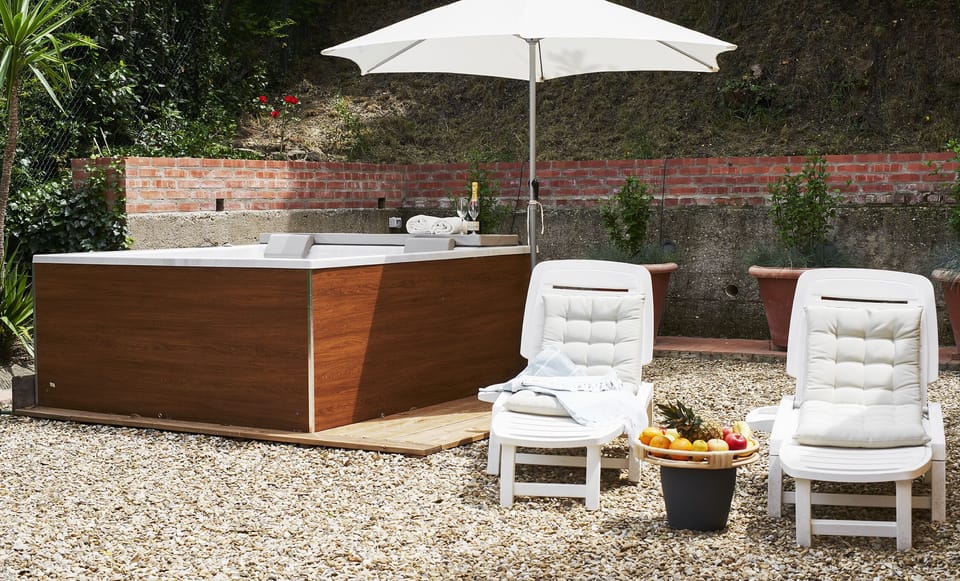 Outdoor spa tub
